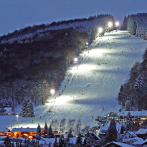 Skigebiet-Willingen-Flutlicht-Skifahren-1140x641